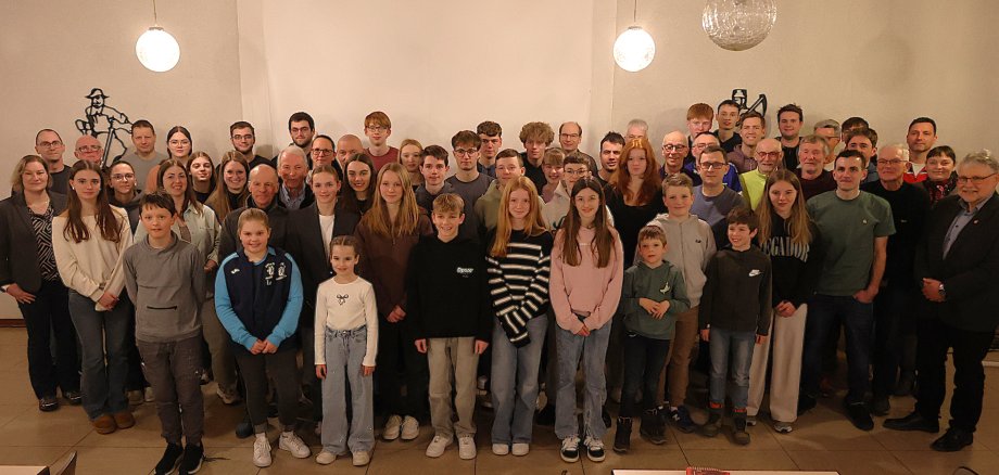 Hier sehen Sie die Gruppe von Sportlerinnen und Sportlern, die durch Bürgermeister Helmut Stühn für ihre Leistungen geehrt wurden.