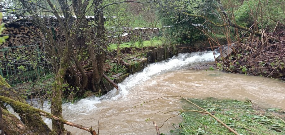 Hier sehen Sie die Einmündung des Maudener in den Derscher Bach bei Hochwasser