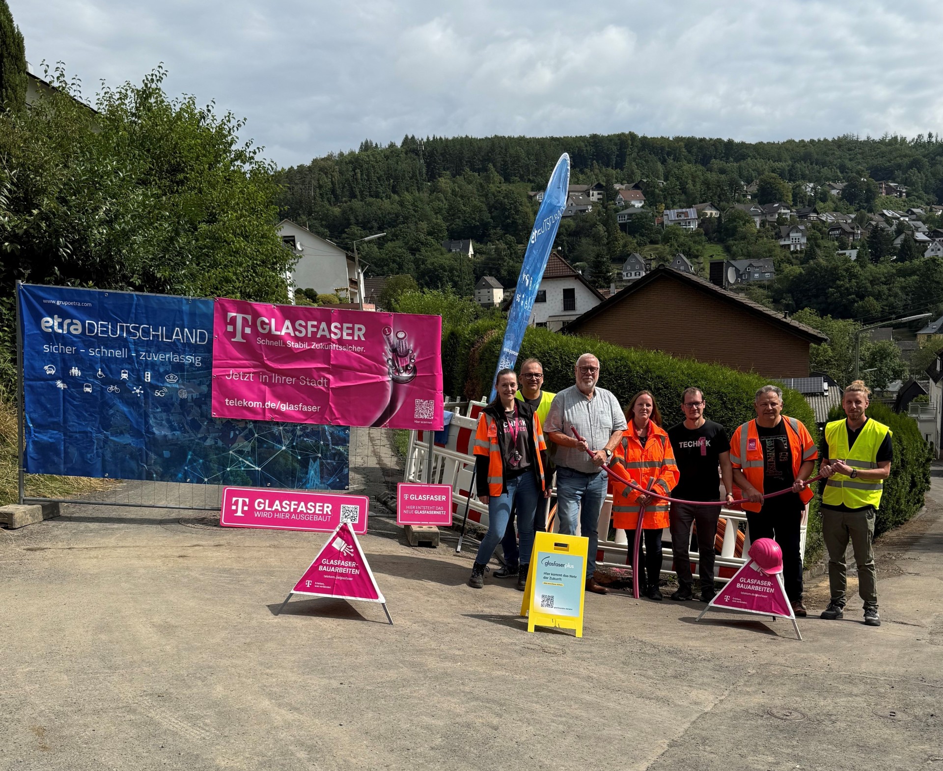Hier sehen Sie den Spatentisch zum Glasfaserausbau der Telekom in der Stadt Daaden mit dem Stadt Bürgermeister und Mitarbeitern des Telekommunikationsunternehmen.