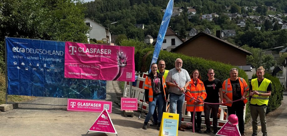 Hier sehen Sie den Spatentisch zum Glasfaserausbau der Telekom in der Stadt Daaden mit dem Stadt Bürgermeister und Mitarbeitern des Telekommunikationsunternehmen.