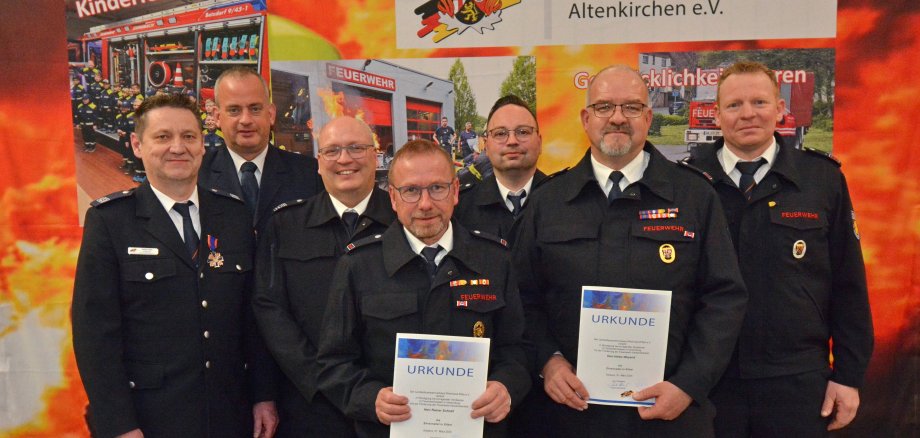 Hier sehen Sie Rainer Schnell und Heiko Weyand, die die silberne Ehrennadel des Landesfeuerwehrverbandes erhalten haben. Eingerahmt werden sie von den Grantulanten Volker Hain (1. Vorsitzender KFV); Ralf Schwarzbach (Brand- und Katastrophenschutzinspekteur); Matthias Theis (Wehrleiter); Michael Klein (stellv. Wehrführer LE Niederdreisbach-Schutzbach) und Florian Knautz (stellv. Wehrführer LE Weitefeld).