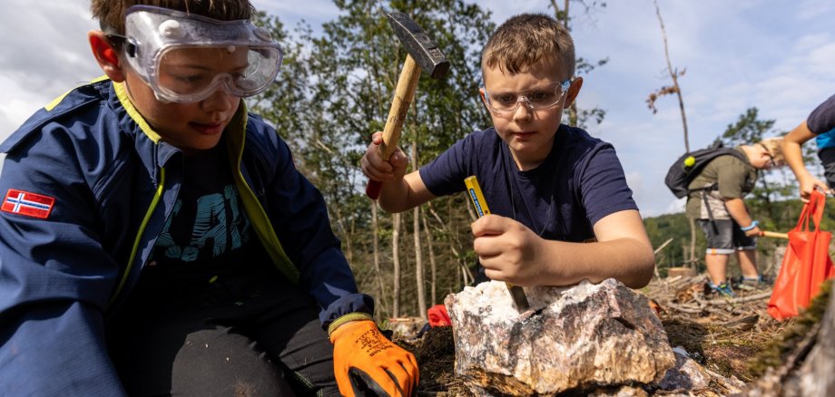 Hier sehen Sie eine Kindegruppe auf Mineraliensuche während eines Forschercamps im Bergbaumuseum Herdorf-Sassenroth.