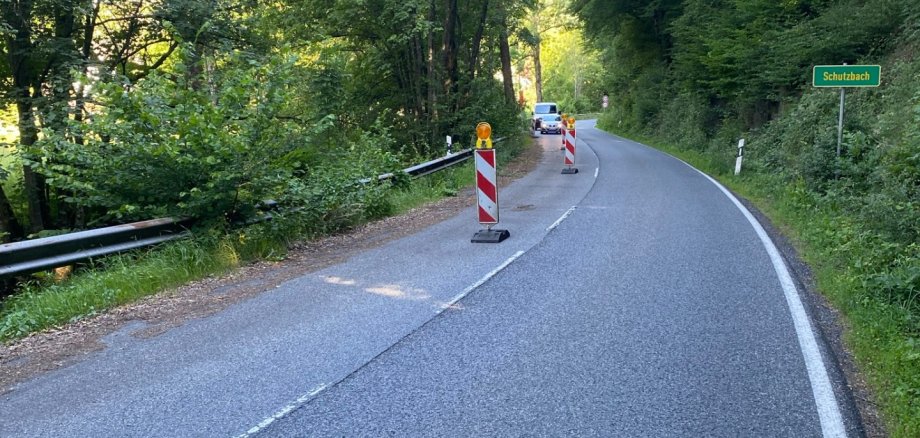 Hier sehen Sie die Schadstelle an der L280 bei Schutzbach, die während der Sommerferien voll gesperrt wird.