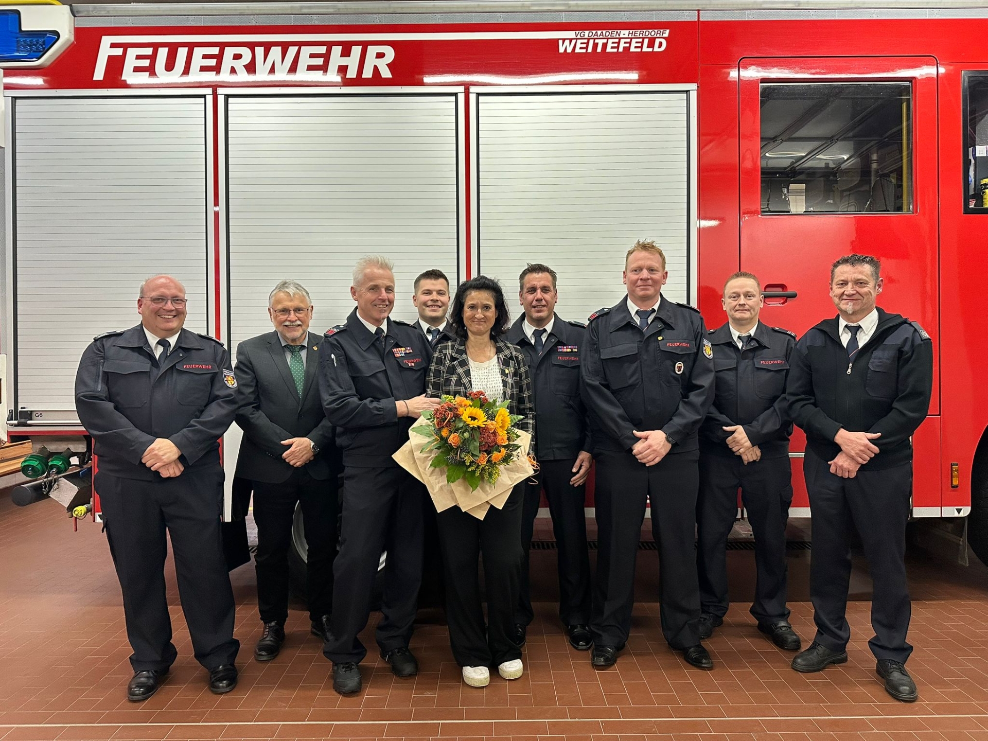 Gruppenbild mit Matthias Theis (Wehrleiter), Helmut Stühn (Bürgermeister), Jörg Hölzemann, Robin Pankow, Marion Hölzemann, Kay Strunk, Florian Knautz, Heiko Lichtenthäler (stellv. Wehrleiter), Volker Hein (1. Vorsitzender KFV Altenkirchen).