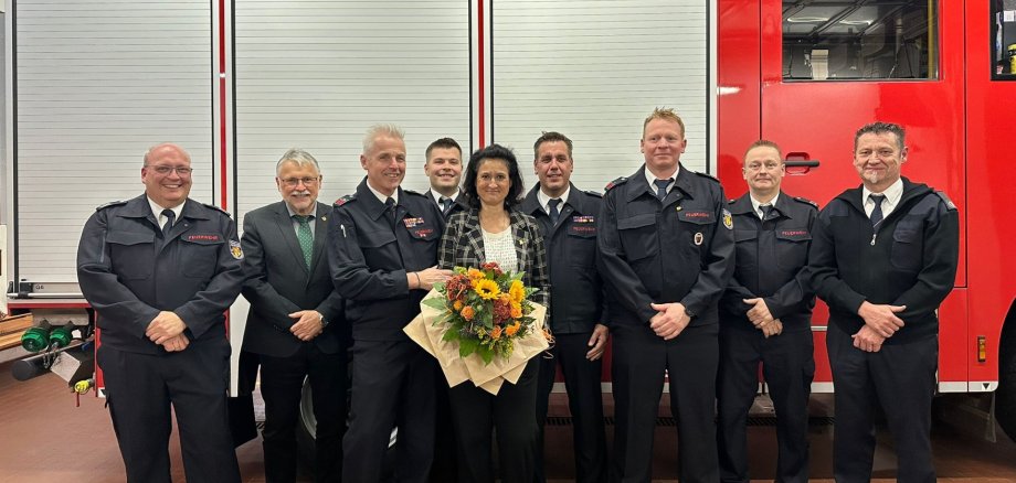 Gruppenbild mit Matthias Theis (Wehrleiter), Helmut Stühn (Bürgermeister), Jörg Hölzemann, Robin Pankow, Marion Hölzemann, Kay Strunk, Florian Knautz, Heiko Lichtenthäler (stellv. Wehrleiter), Volker Hein (1. Vorsitzender KFV Altenkirchen).