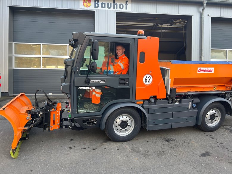 Das neue Multicar mit zwei Bauhofmitarbeitern bei Einsatz.