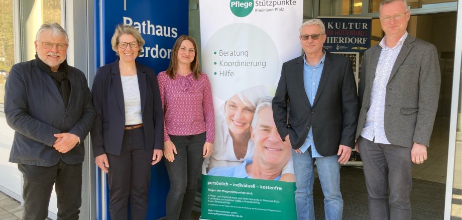 Hier sehen Sie Bürgermeister Helmut Stühn mit den Mitarbeitern des Pflegstützpunktes Daaden/Herdorf Elena Rotärmel und Kurt Minge sowie Stadtbürgermeister Uwe Geisinger.