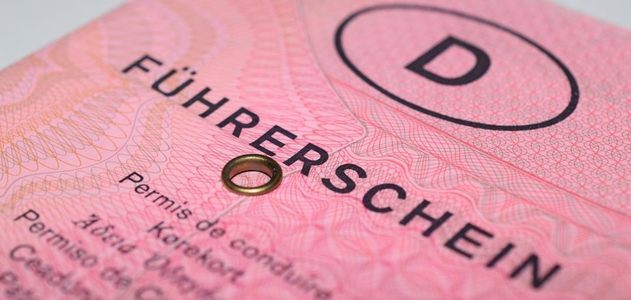 Hier sehen Sie den alten rosafarbenen Papier-Führerschein.