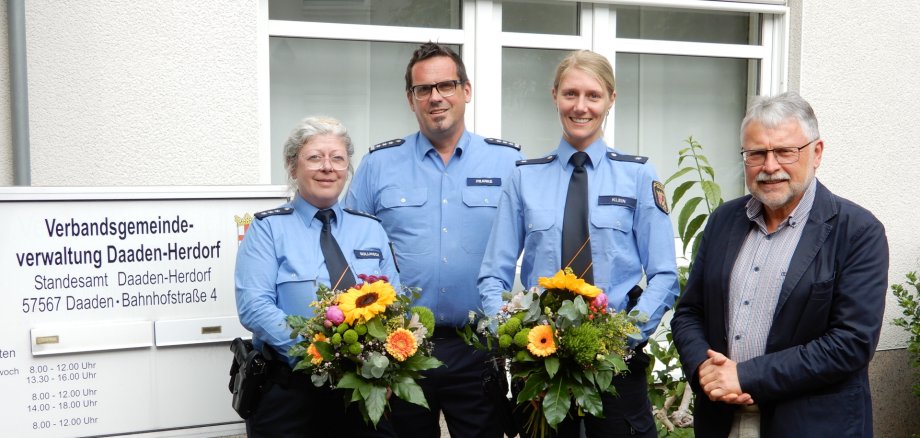 Hier sehen Sie von Links nach rechts die neue Bezirksbeamtin im Rathaus Herdorf Caroline Gollnisch, den Leiter der Polizeiinspektion Betzdorf Marcus Franke, die neue Bezirksbeamtin im Rathaus Daaden Johanna Klein und Bürgermeister Helmut Stühn.