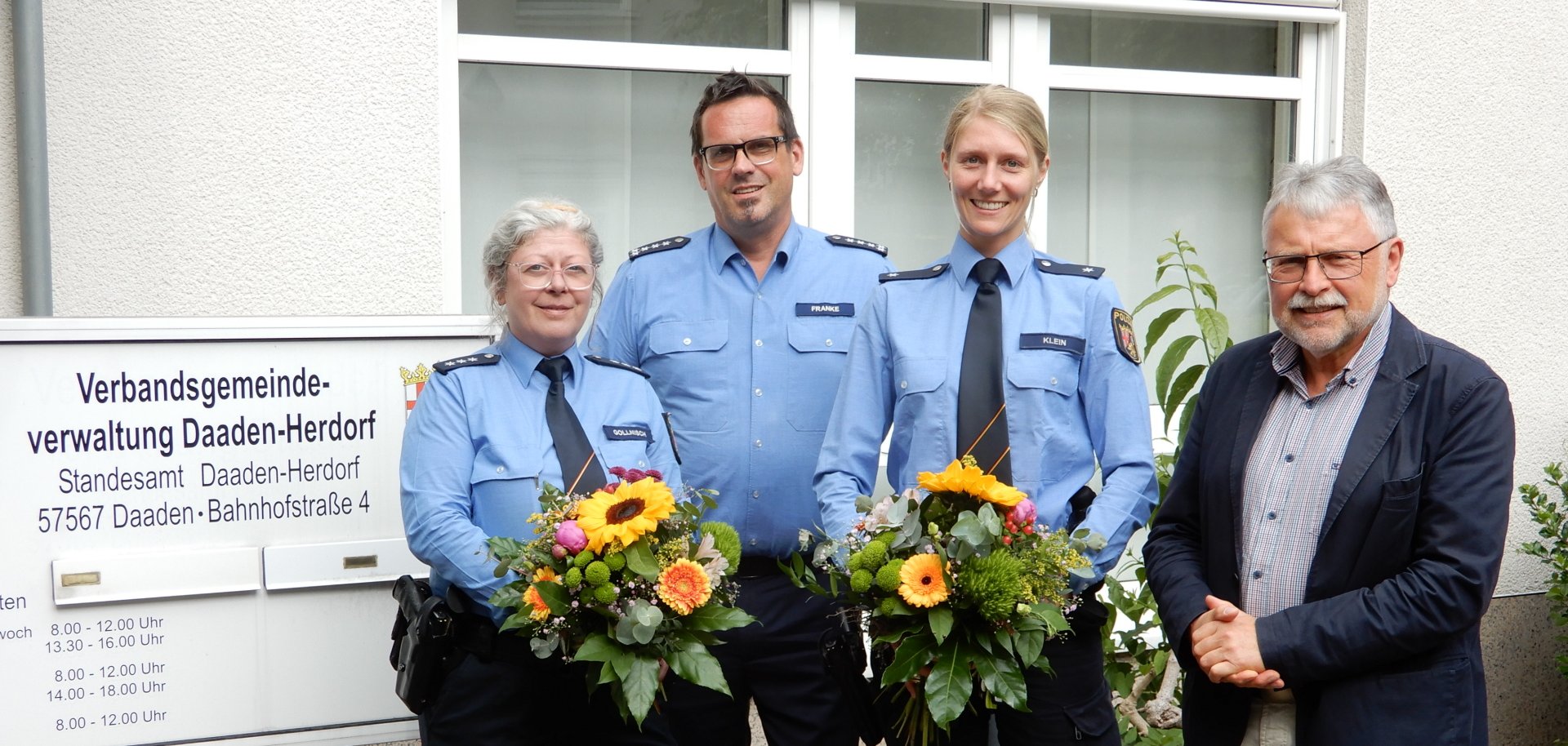 Hier sehen Sie von Links nach rechts die neue Bezirksbeamtin im Rathaus Herdorf Caroline Gollnisch, den Leiter der Polizeiinspektion Betzdorf Marcus Franke, die neue Bezirksbeamtin im Rathaus Daaden Johanna Klein und Bürgermeister Helmut Stühn.