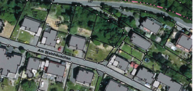 Flurkarte von einem Ausschnitt der Stadt Daaden auf dem das Grundstück "Am Hasenberg" rot umrandet ist.