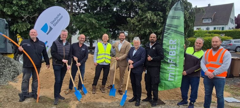 Hier sehen Sie Dirk Peschel (Senior Manager kommunale Kooperationen), Uwe Geisinger (Stadtbürgermeister Herdorf), Michael Orlik (Fachhandel Euronics), Eungseok Lee (Projektmanager Bau Deutsche Glasfaser) , Sezer Carikci (Projektmanager FttH Vertrieb Deutsche Glasfaser), Helmut Stühn (Bürgermeister Daaden-Herdorf), Ahmad Basharat (Panda Promotion), Samir Habibovic (Hausbegeher MIH), Nermin Kurahovic (Projektleiter MIH) beim Spatenstich zum Glaserfaserausbau in der Stadt Herdorf durch die Deutsche Glasfaser.