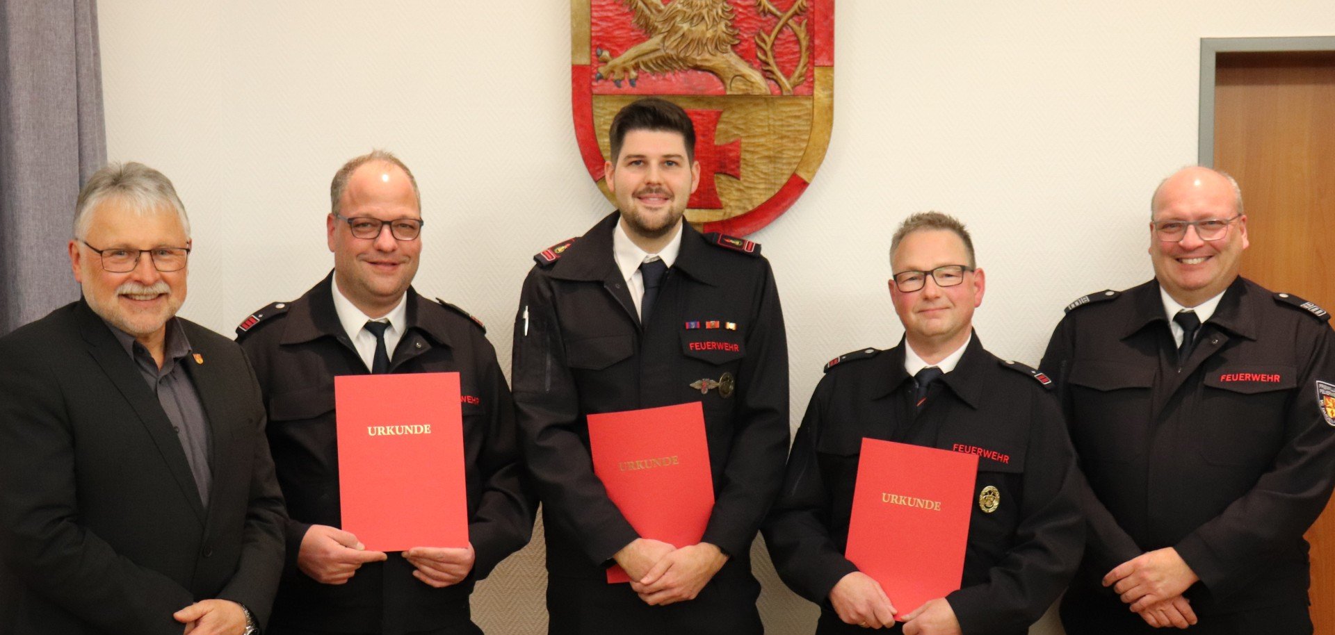 Bestellungen der Wehrführungen im Rathaus: Helmut Stühn (VG-Bürgermeister), Tim Pieck, Niklas Thomas, Hermann Schuster, Matthias Theis (Wehrleiter) mit den Ernennungsurkunden im Sitzungssaal.