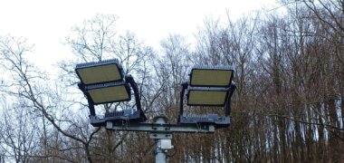 Hier sehen Sie die neue LED-Flutlichtanlage auf dem Sportplatz Direnbach bei Daaden.