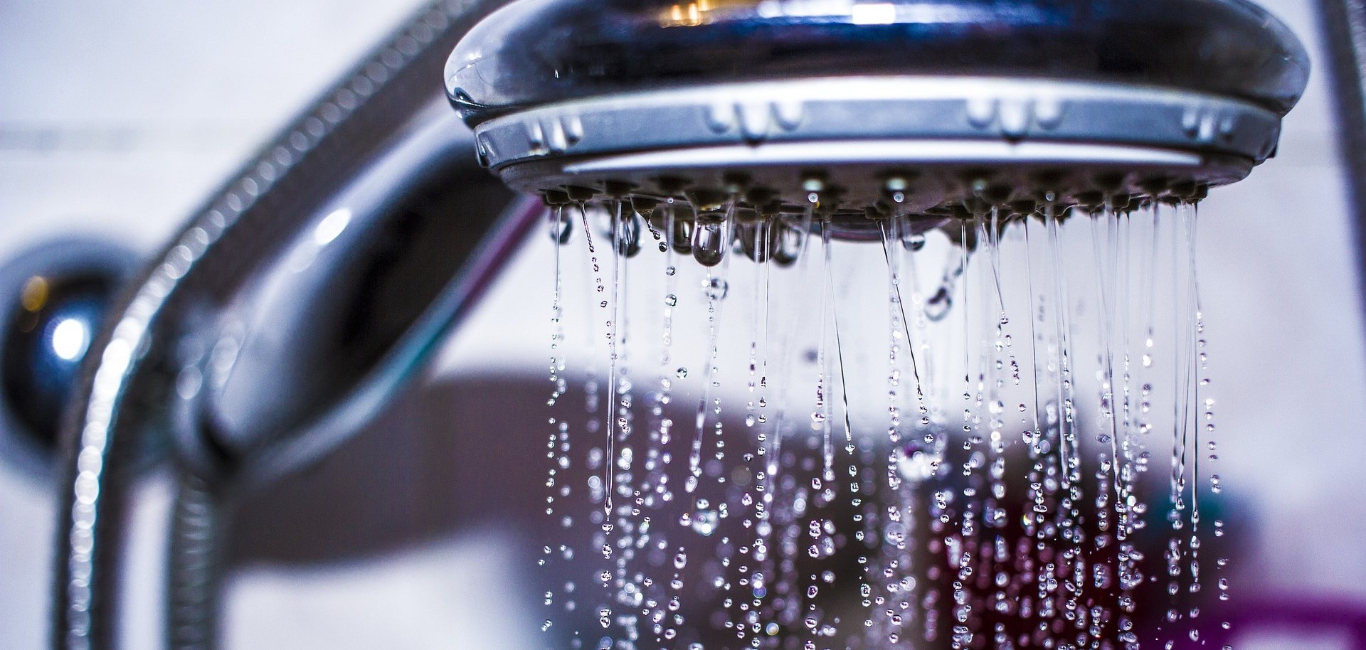 Hier sehen Sie einen Duschkopf aus dem Wasser läuft.