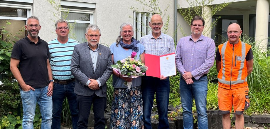 Hier sehen Sie Büroleiter Pascal Weyand, den technischen Werksleiter Ralf Edelmann, Bürgermeister Helmut Stühn, Margitta Sluiter, Rudolf Sluiter, den kaufmännischen Werksleiter Tobias Friggen und Personalratsmitglied Jens Hornickel bei der Verabschiedung des langjährigen Wassermeisters Rudolf Sluiter.