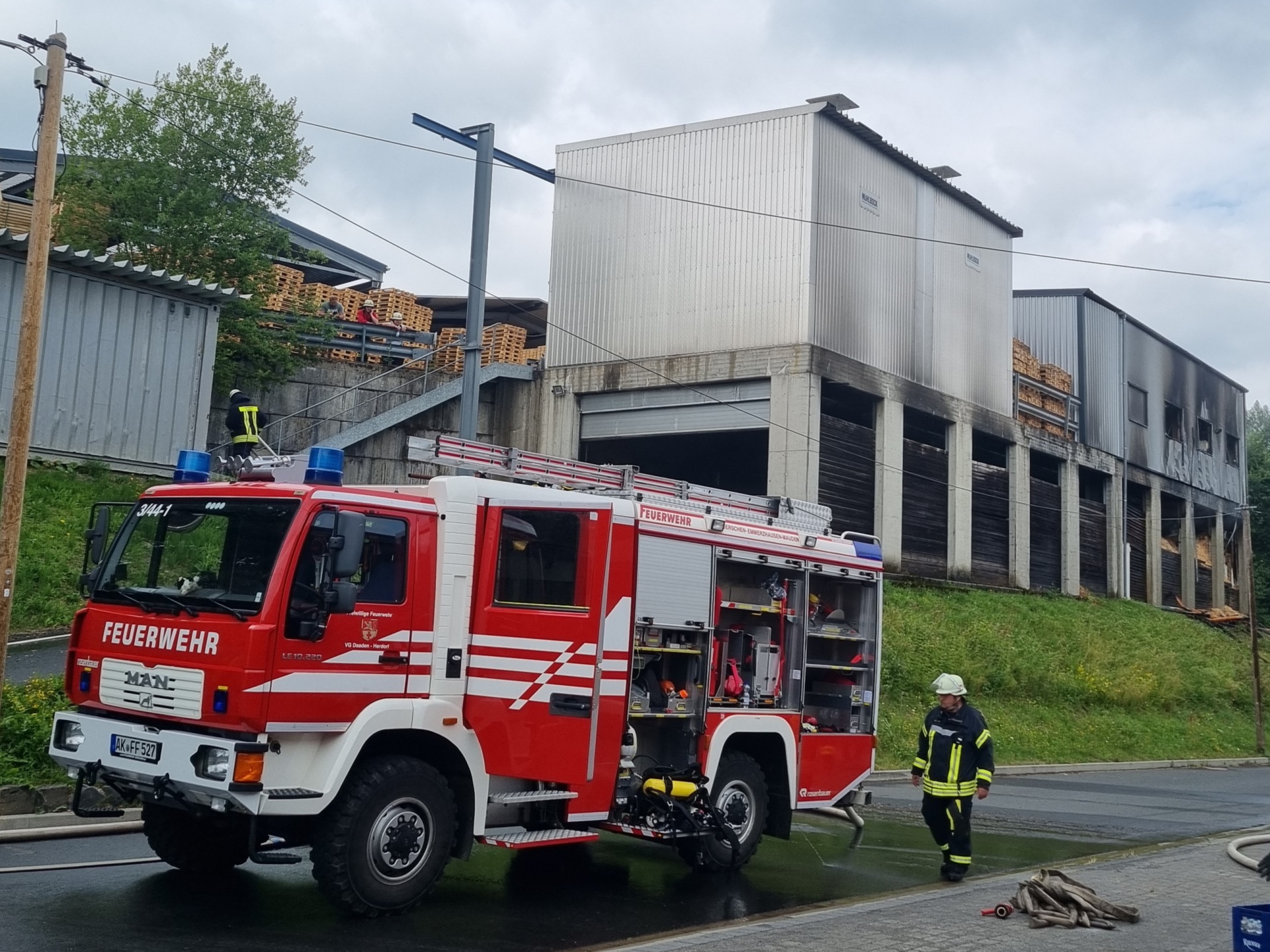 Hier sehen Sie ein Löschfahrzeug der Verbandsgemeindefeuerwehr vor dem Spänebunker im Industriegebiet Derschen.