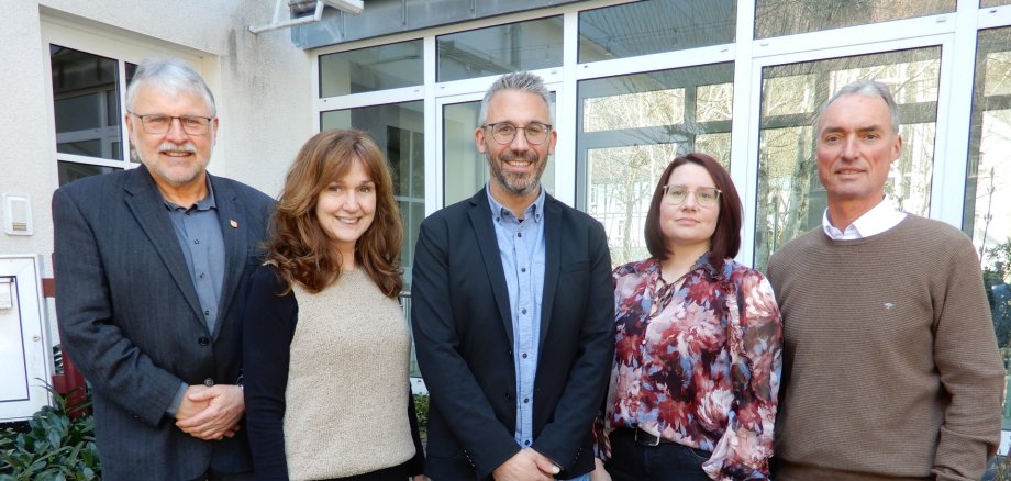 Auf dem Bild sind die drei neuen Standesbeamten der Verbandsgemeinde Daaden-Herdorf Isolde Muth, Pascal Weyand und Lisa Wilhelm zusehen. Sie werden von Bürgermeister Helmut Stühn und Fachbereichsleiter Wolfgang Märker gerahmt.