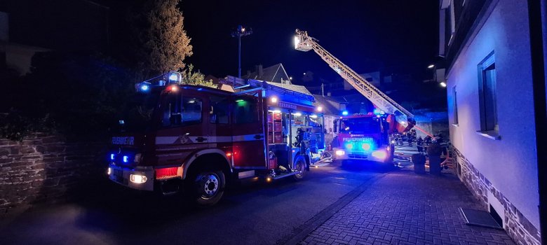 Hier sehen Sie die Verbandsgemeindefeuerwehr bei einem Einsatz in Daaden am 7. Mai. Es brannte ein Dachstuhl in der Lamprechtstraße.