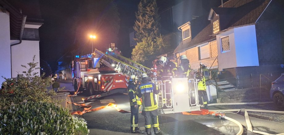 Hier sehen Sie die Verbandsgemeindefeuerwehr bei einem Einsatz in Daaden am 7. Mai. Es brannte ein Dachstuhl in der Lamprechtstraße.