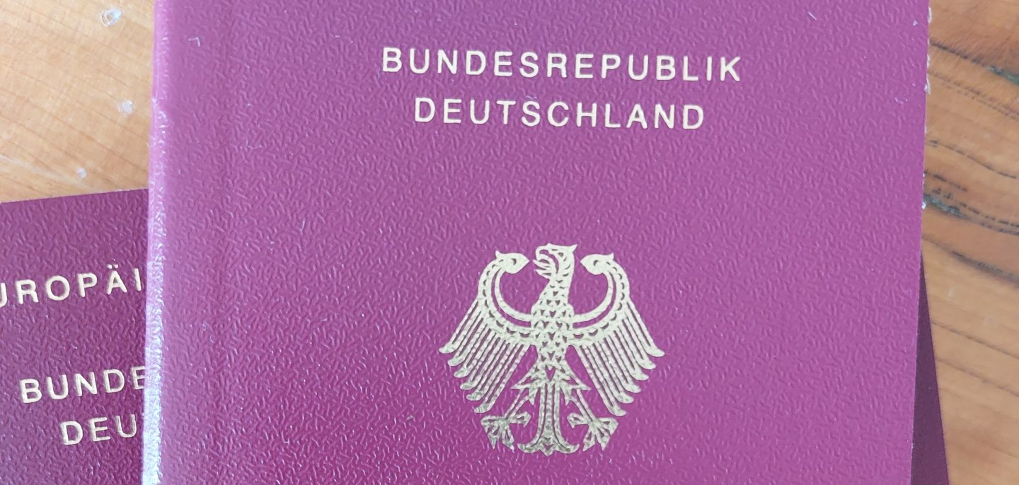 Hier sehen Sie Reisepässe der Bundesrepublik Deutschland.