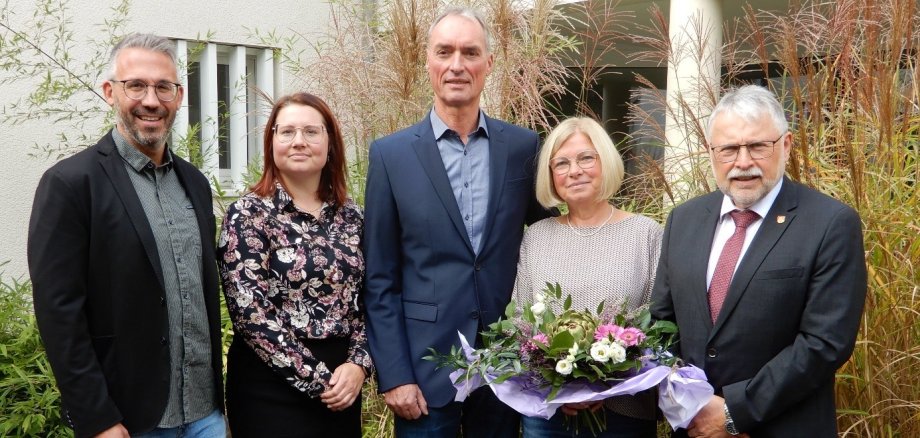 Auf dem Bild ist Bürgermeister Helmut Stühn zusehen, wie dieser Verbandsgemeinde-Verwaltungsrat Wolfgang Märker  verabschiedet, hier mit Ehefrau Beate (2.v.r.). Mit im Bild: Büroleiter Pascal Weyand und Lisa Wilhelm vom Personalrat.