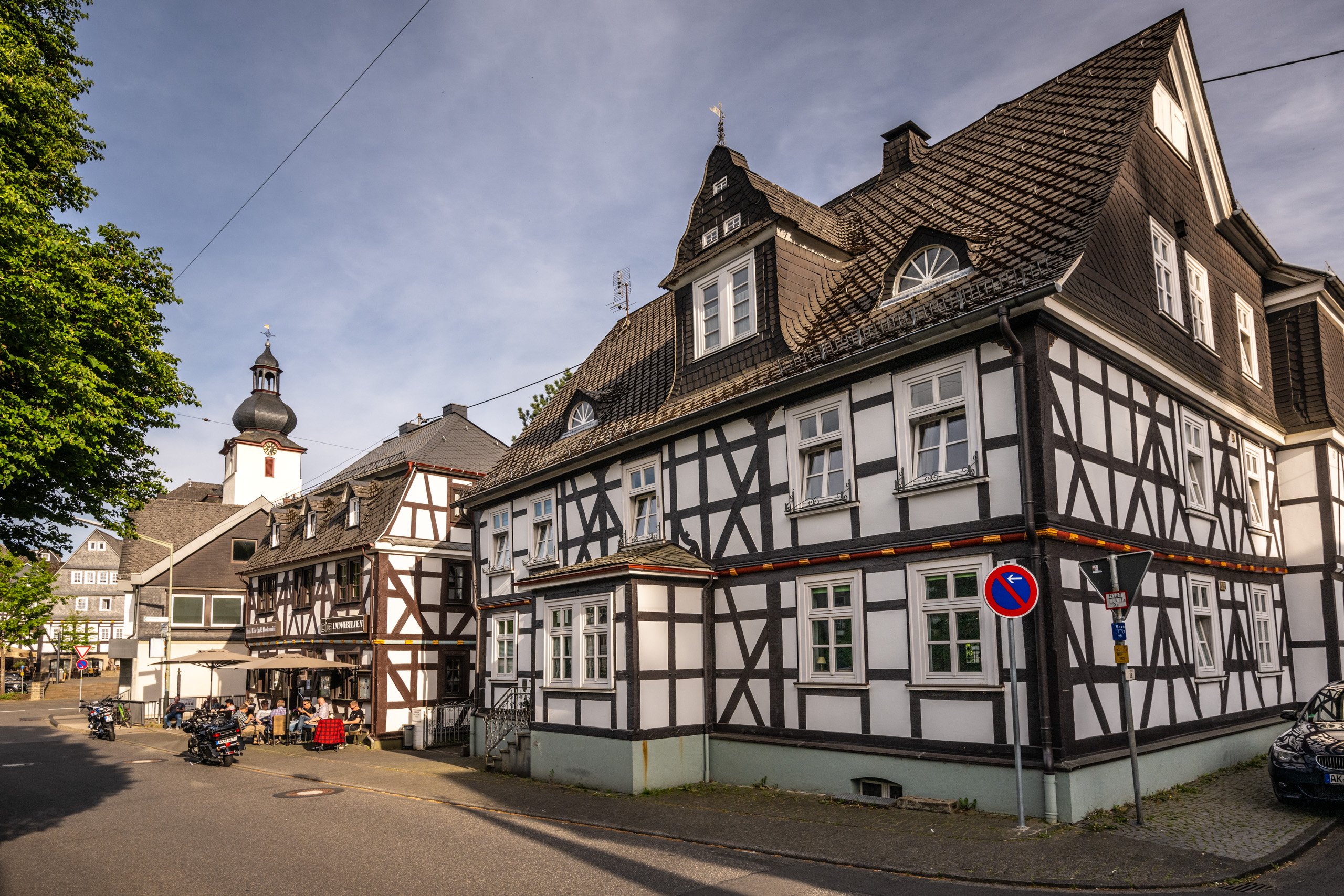 Hier sehen Sie das historische Fachwerkhaus "Apothekerhaus" in der Stadtmitte von Daaden