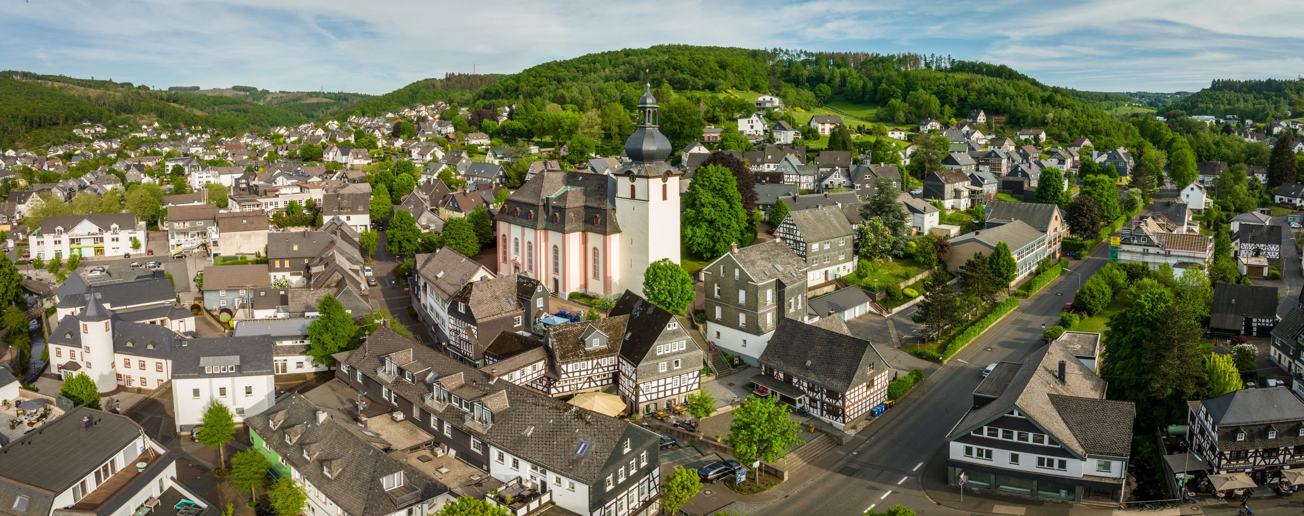 Hier sehen sie Daaden aus der Vogelperspektive mit dem Wahrzeichen der Barockkirche im Zentrum