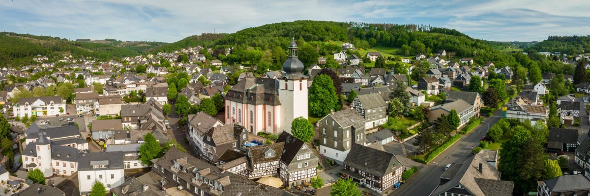 Barockkirche Hier sehen sie Daaden aus der Vogelperspektive mit dem Wahrzeichen der Barockkirche im Zentrum