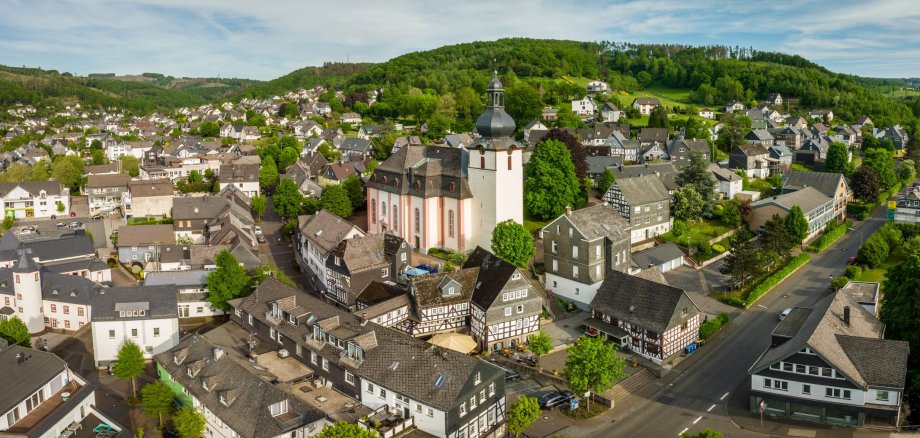 Hier sehen sie Daaden aus der Vogelperspektive mit dem Wahrzeichen der Barockkirche im Zentrum