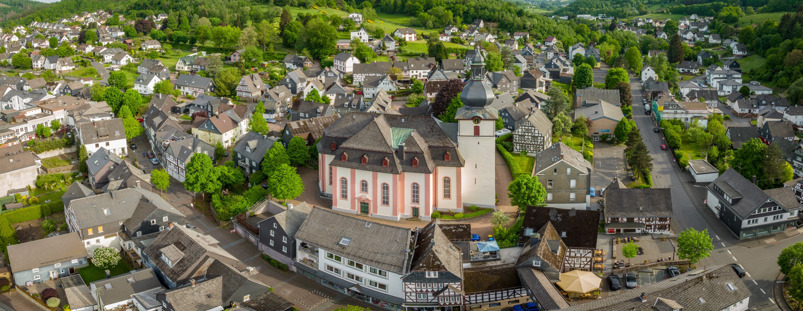 Hier sehen sie das Wahrzeichen Daadens, die Barockkirche aus der Vogelperspektive