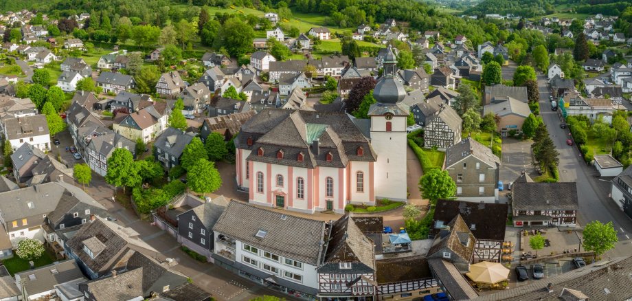 Hier sehen sie das Wahrzeichen Daadens, die Barockkirche aus der Vogelperspektive