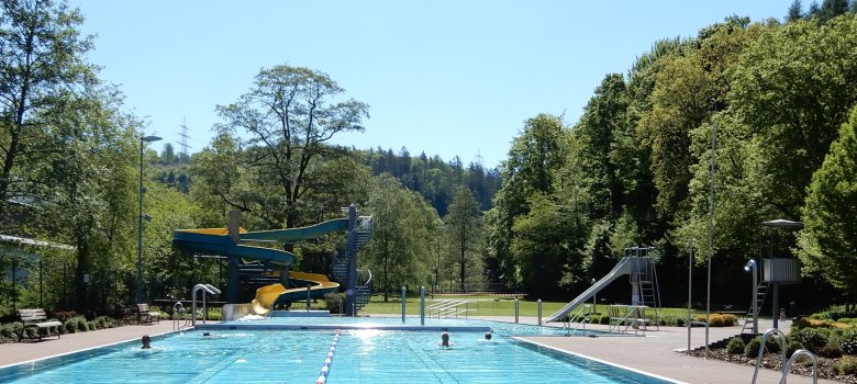 Hier sehen Sie das Schwimmbecken des Freibades in Daaden