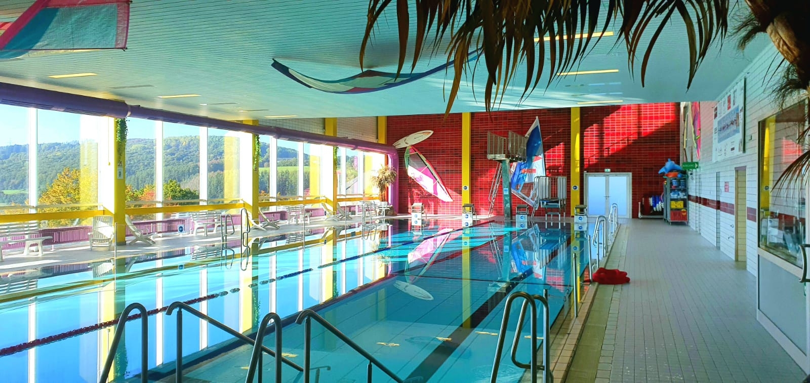 Hier ist das Schwimmbecken im Hallenbad Daaden zu sehen