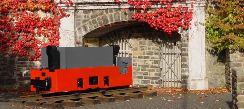 Hier sehen Sie den ehemaligen Eingang der Grube Füsseberg in Biersdorf mit einer Stollenlok im Vordergrund