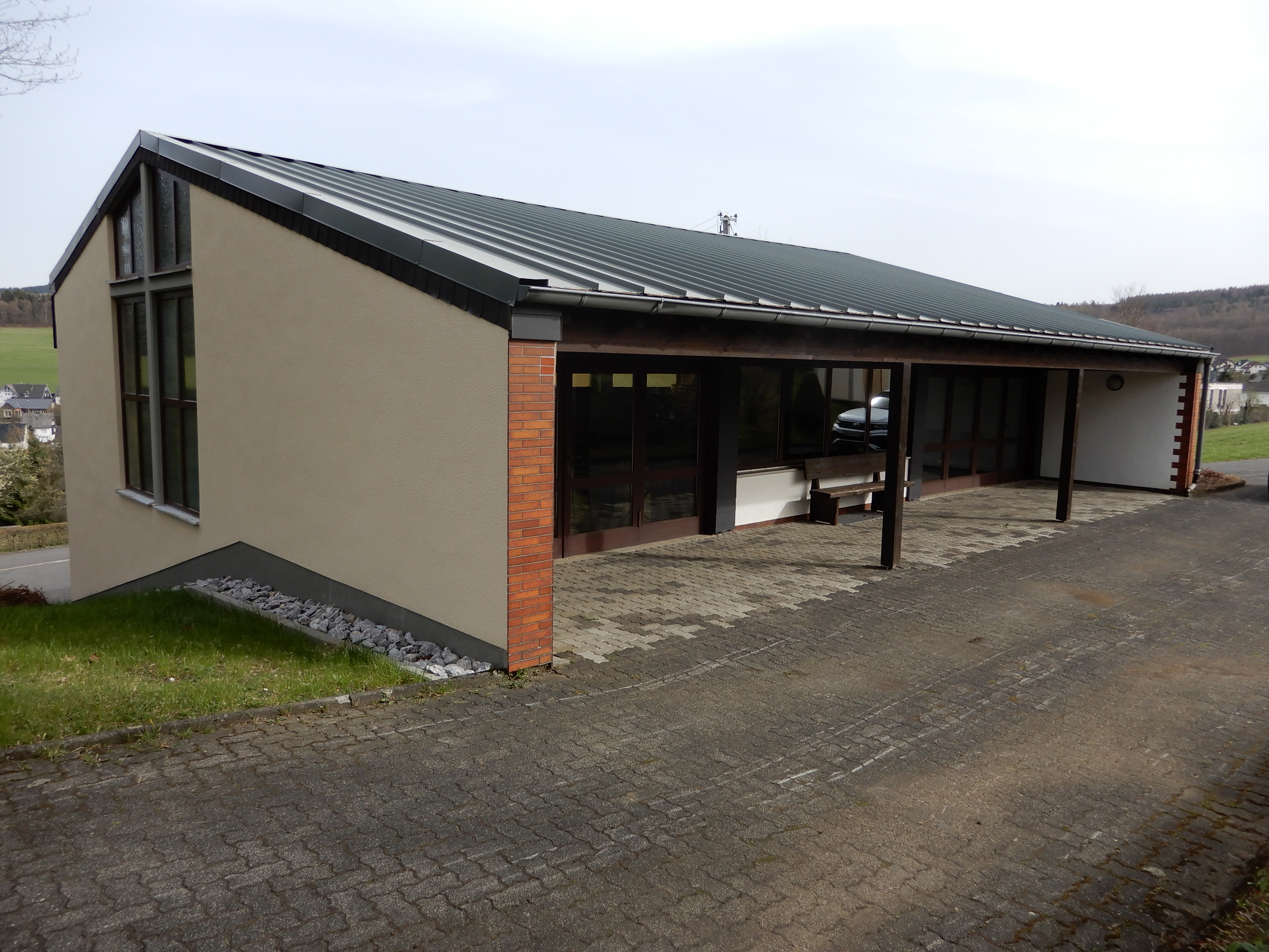 Hier sehen Sie die Friedhofshalle in Derschen