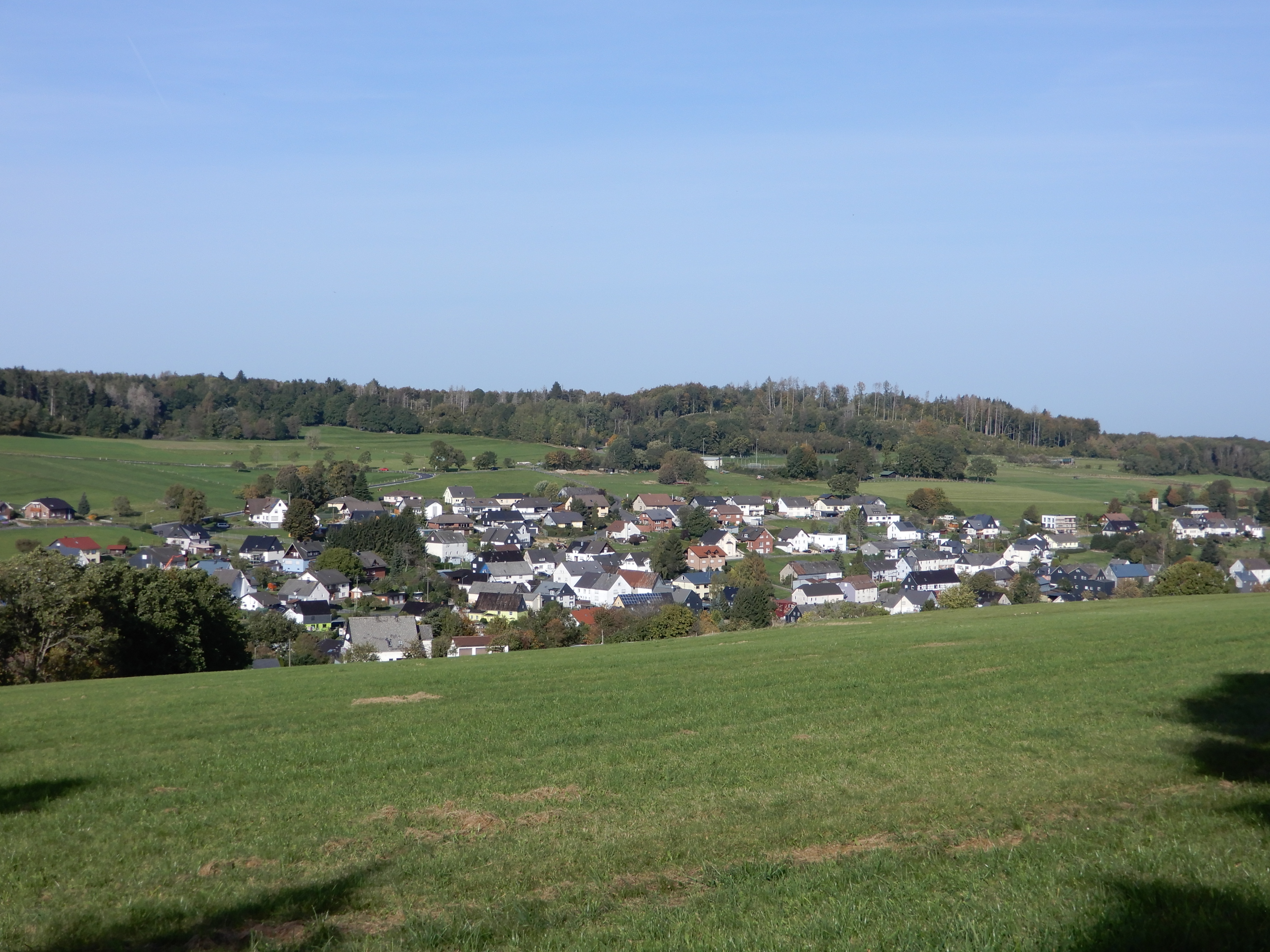 Hier sehen Sie Derschen von der Schutzhütte (Spielstadt) aus.