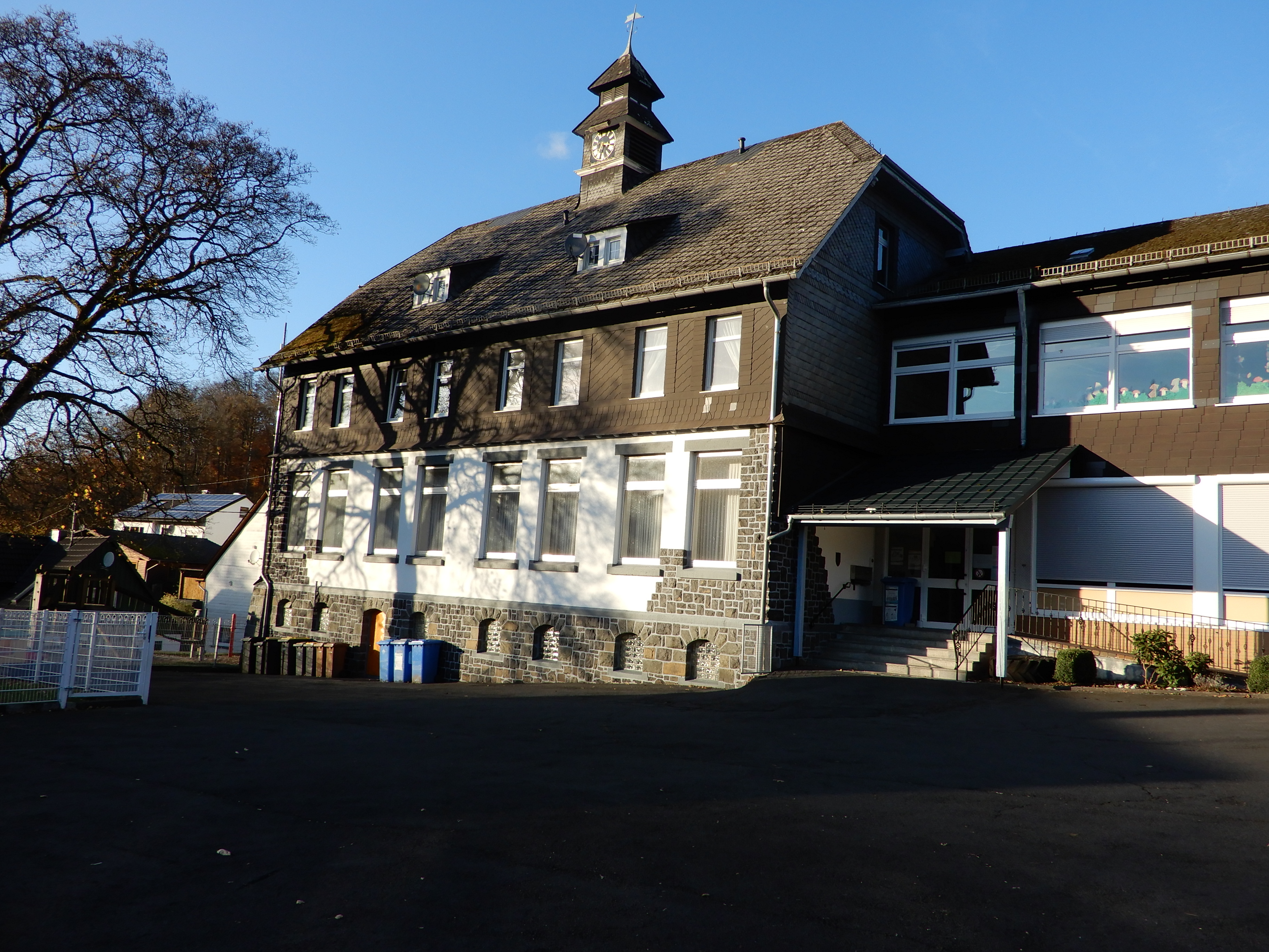 Hier sehen Sie das Dorfgemeinschaftshaus von Emmerzhausen