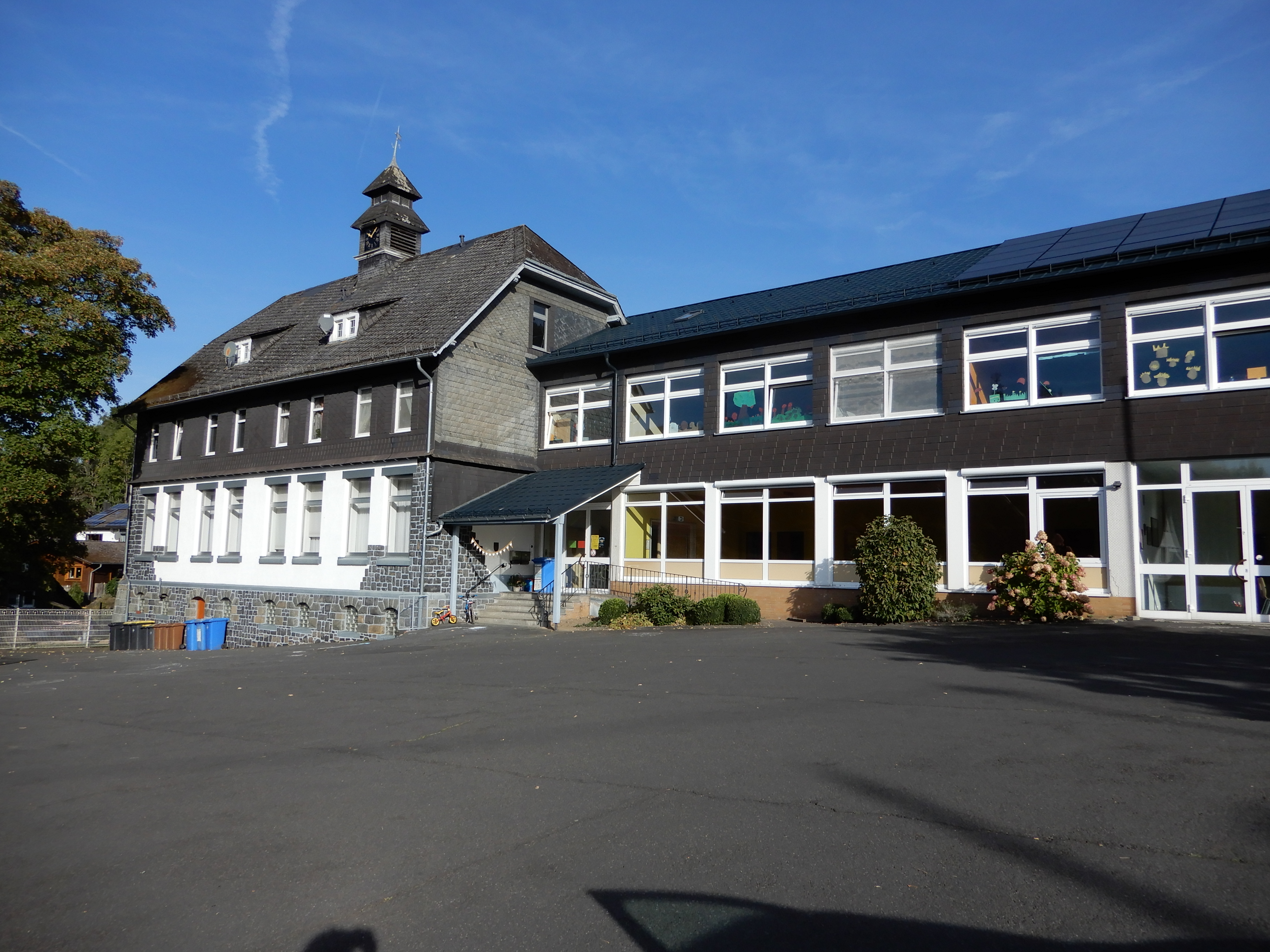 Hier sehen Sie das Dorfgemeinschaftshaus von Emmerzhausen.