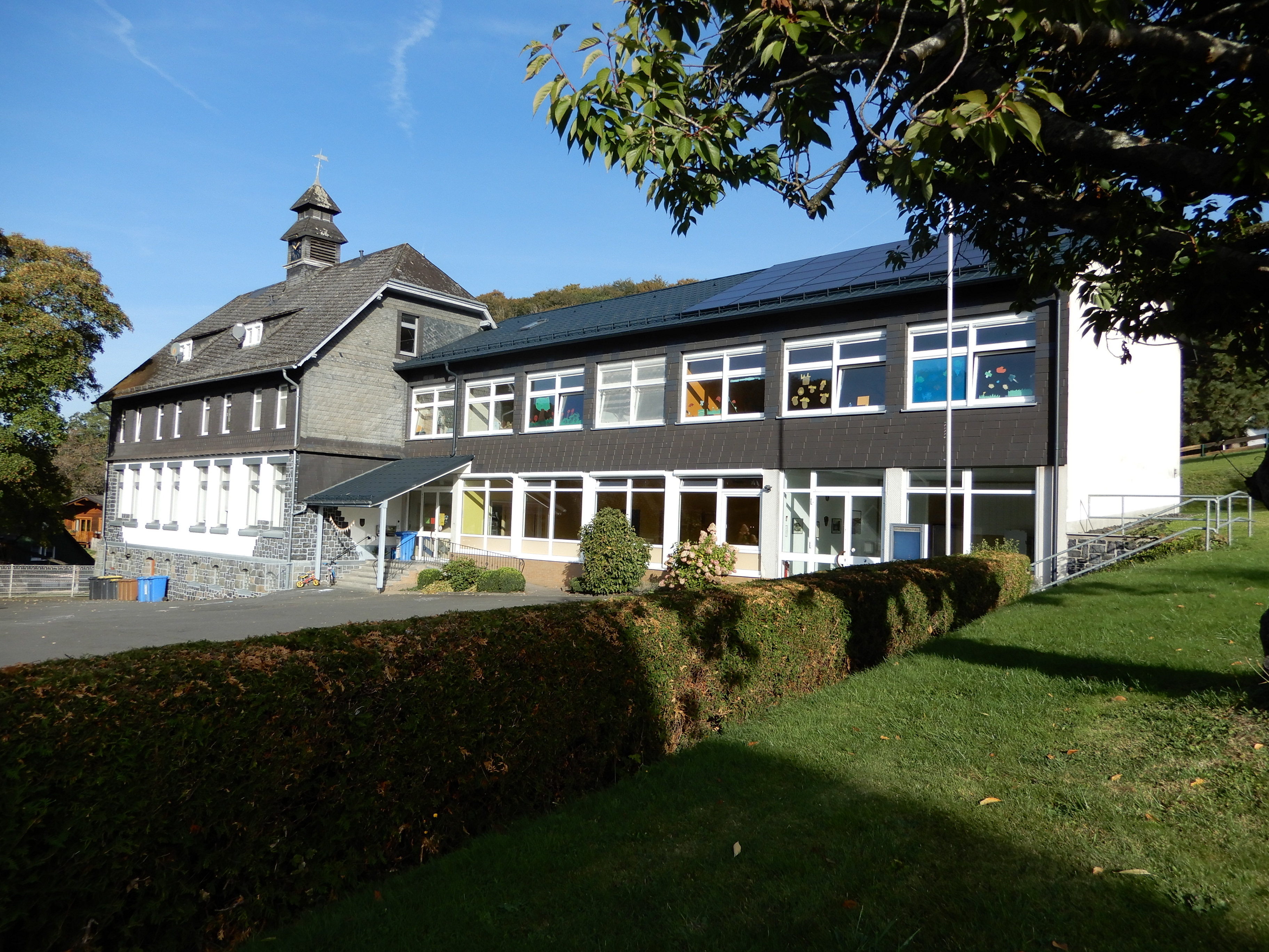 Hier sehen Sie das Dorfgemeinschaftshaus von Emmerzhausen.