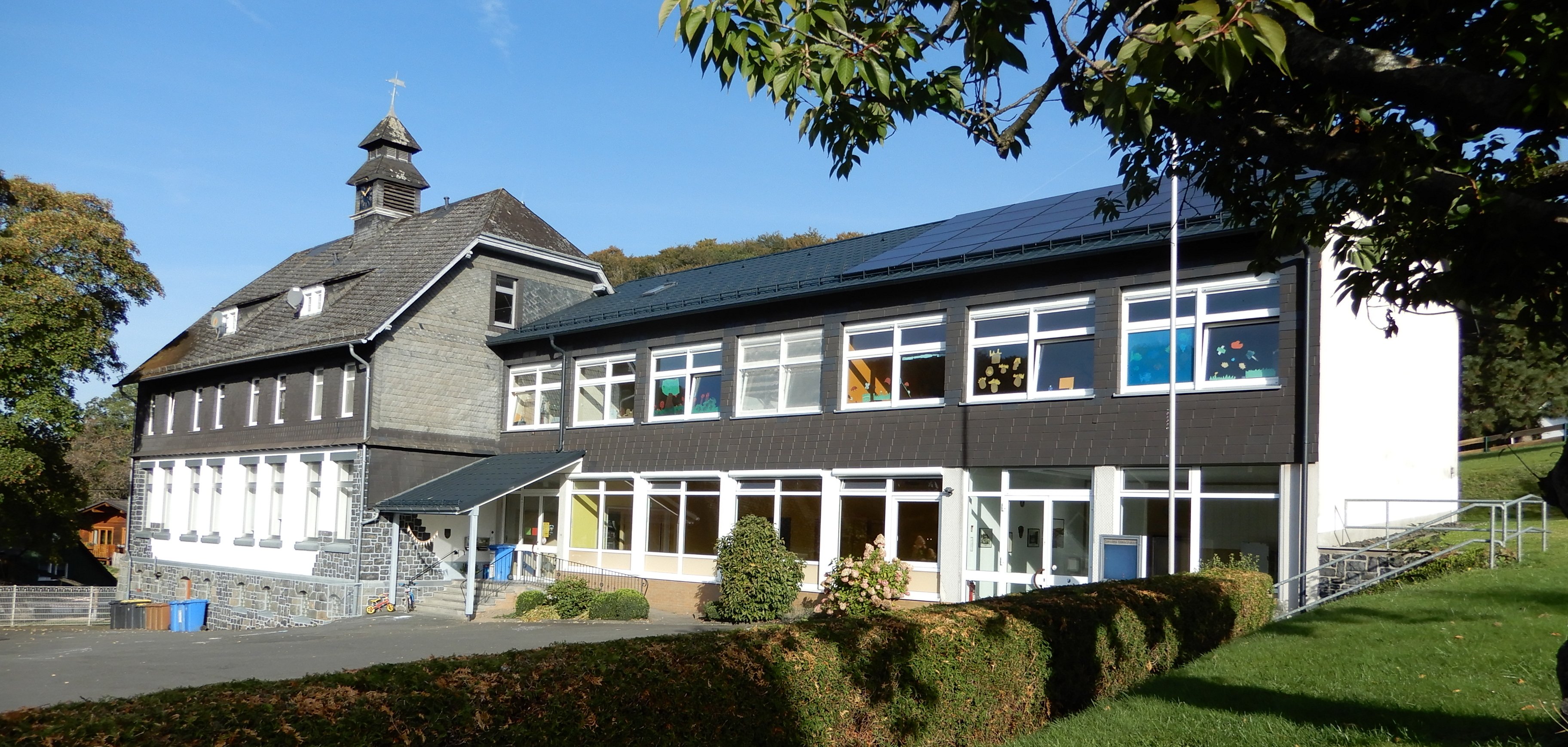 Hier sehen Sie das Dorfgemeinschaftshaus von Emmerzhausen.