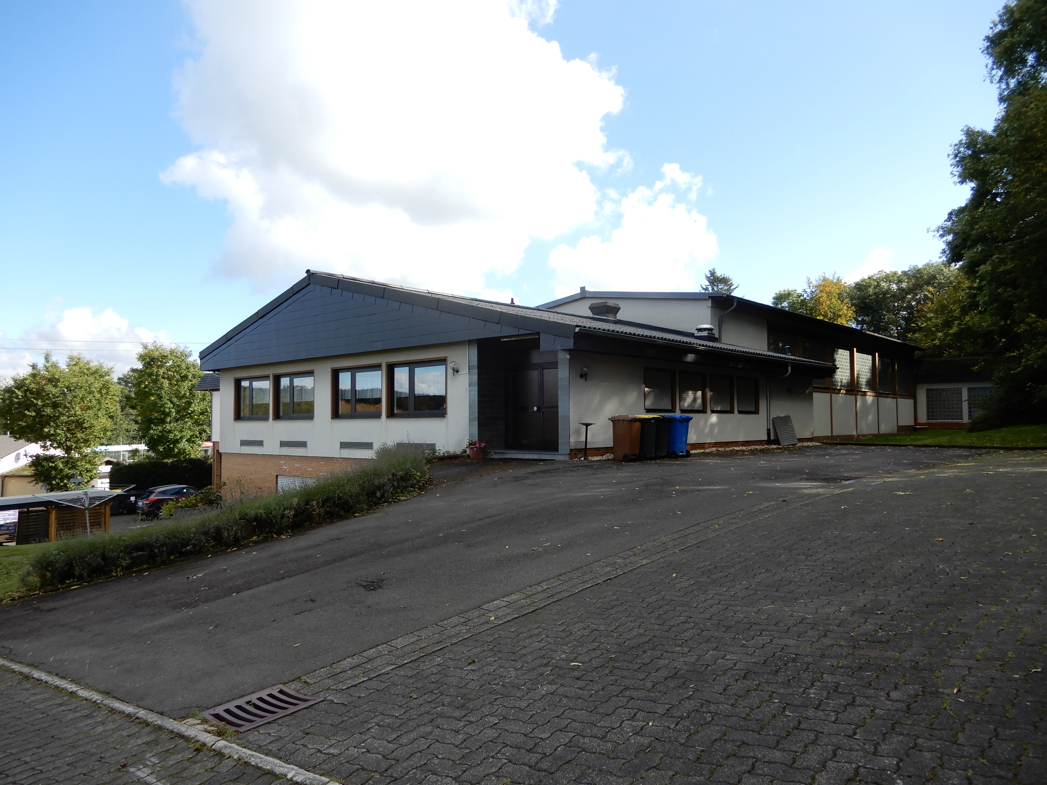 Hier sehen Sie den Eingang der Bürgerhalle in Friedewald