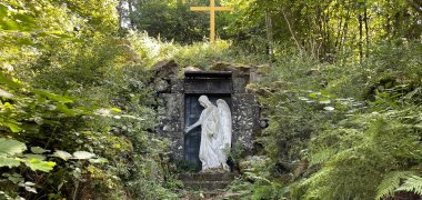 Hier sehen Sie die Grafengruft mit Engelsstatue, die sich oberhalb von Friedewald im Wald befindet