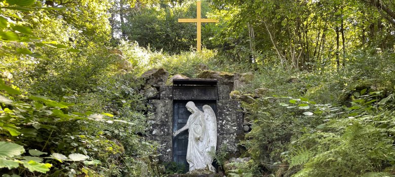 Hier sehen Sie die Grafengruft mit Engelsstatue, die sich oberhalb von Friedewald im Wald befindet