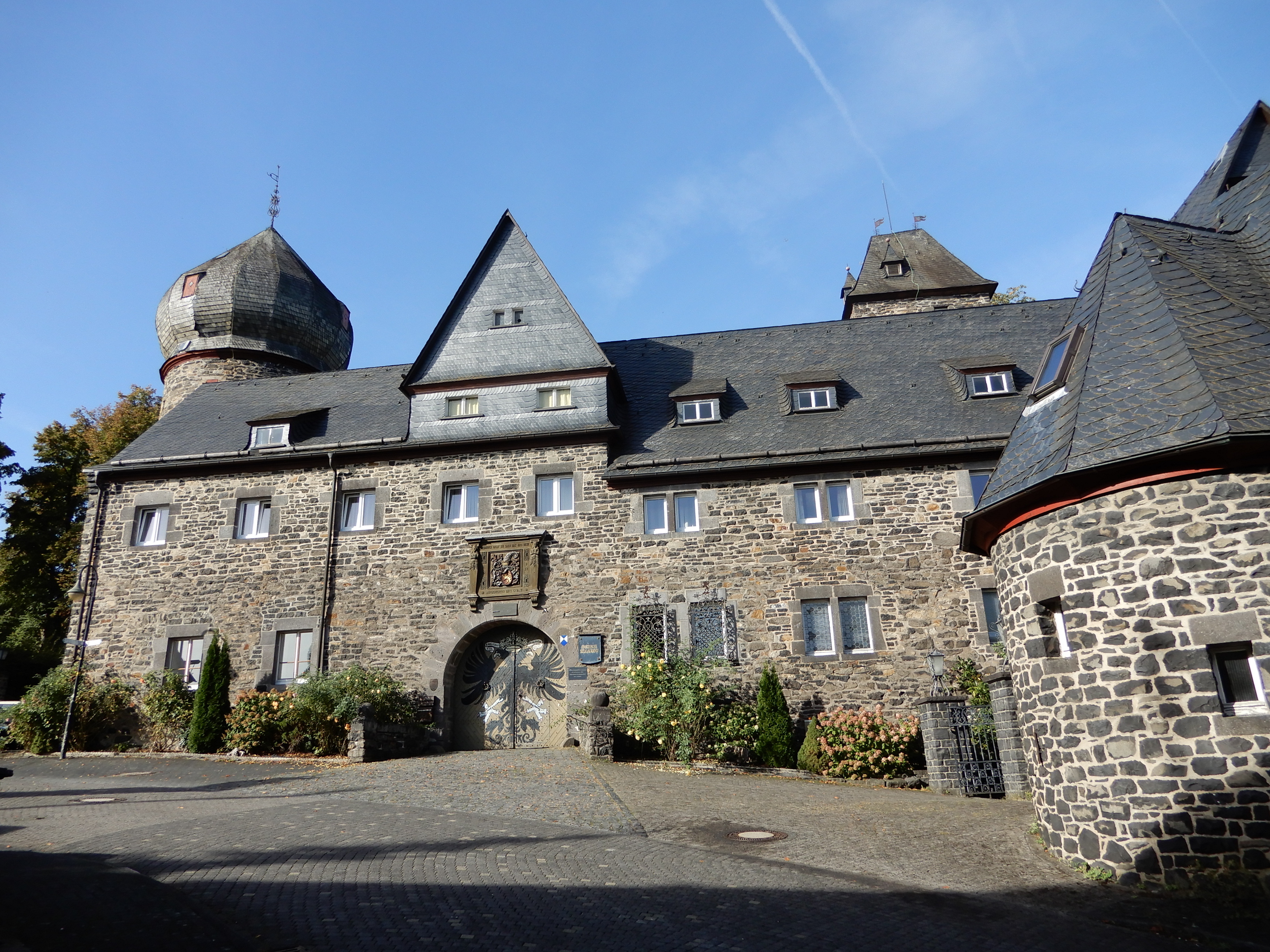 Hier sehen Sie das Schloss Friedewald mit seinem Haupttor.