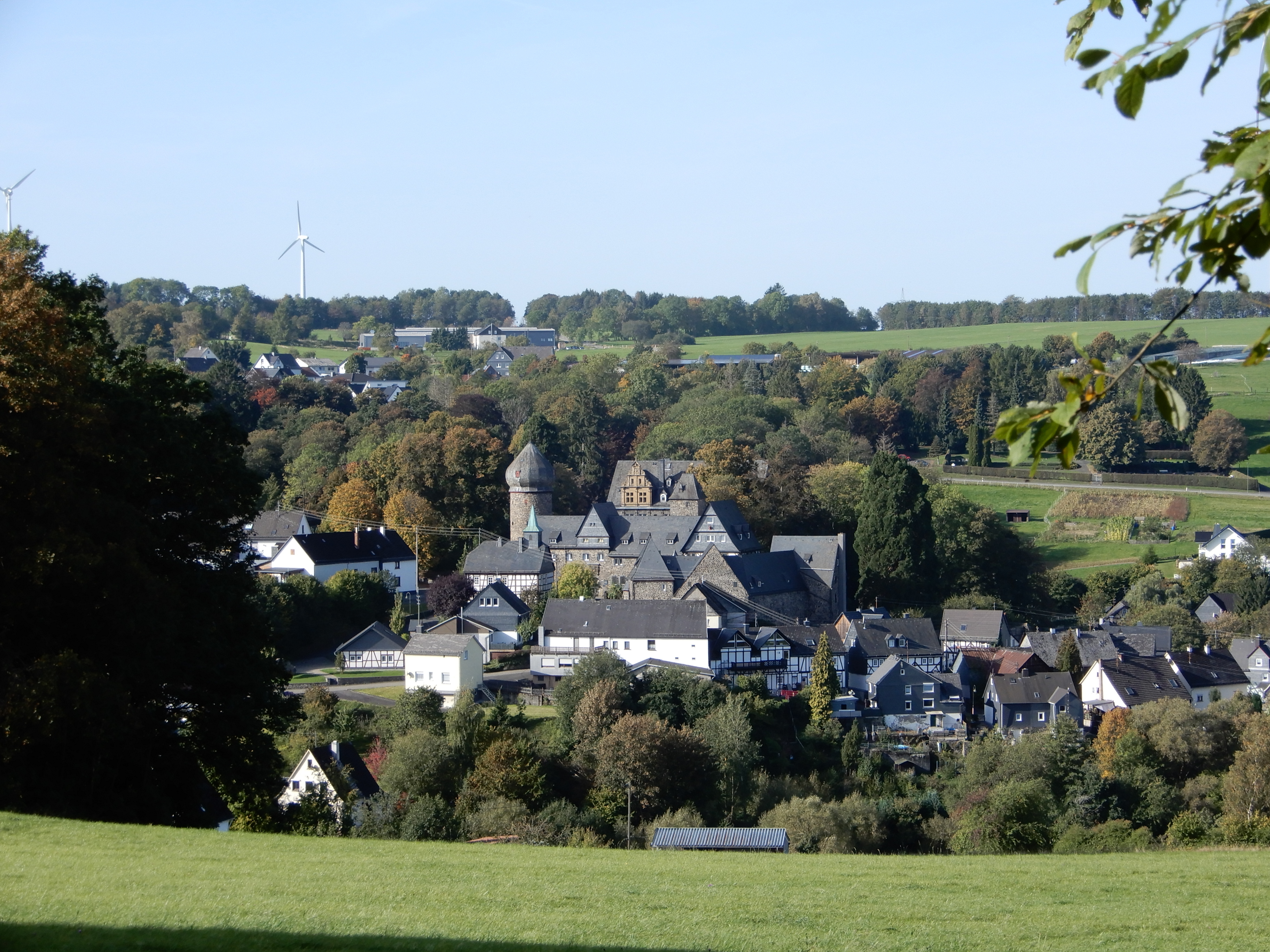 Hier sehen Sie den Ort Friedewald mit seinem Schloss.