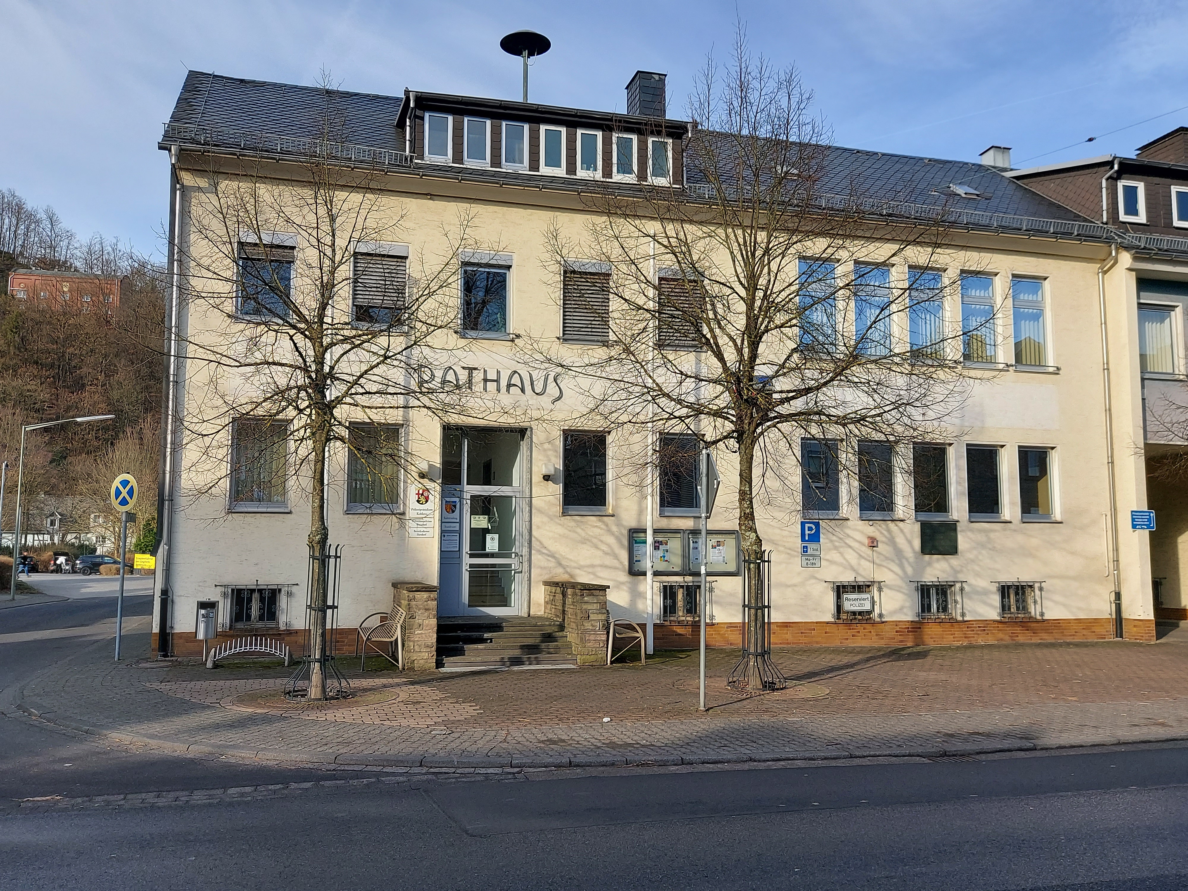 Hier sehen Sie das Rathaus Herdorf von der Hauptstraße aus.