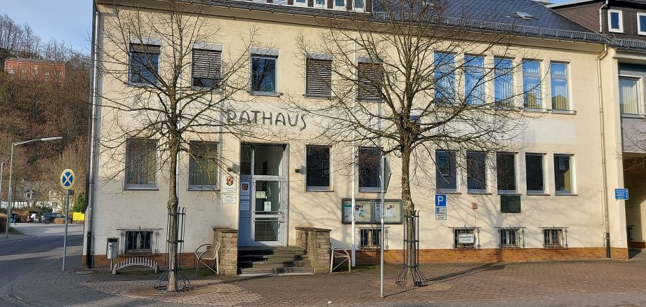 Hier sehen Sie das Rathaus Herdorf von der Hauptstraße aus.