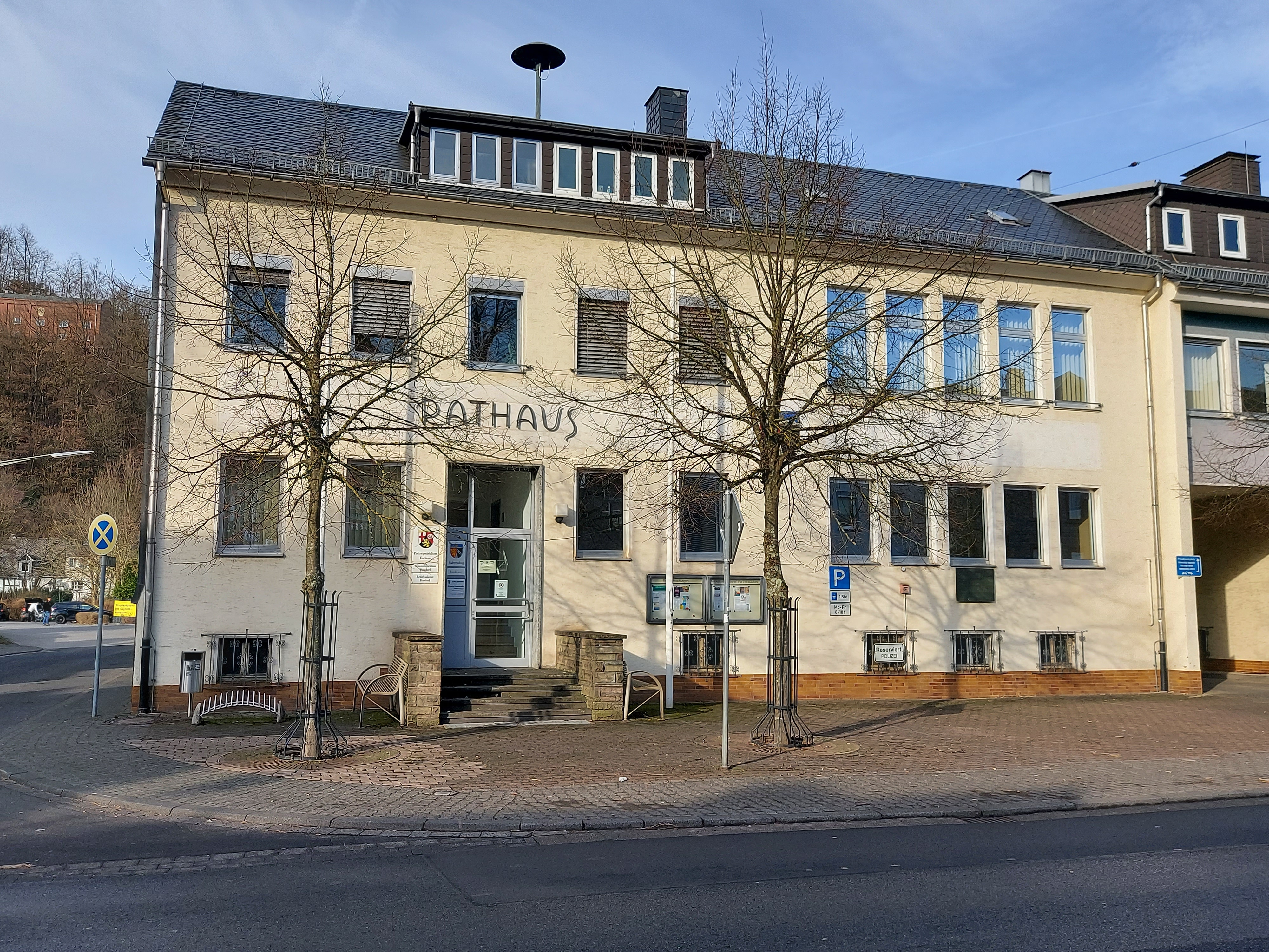 Hier sehen Sie das Rathaus Herdorf von der Hauptstraße aus.