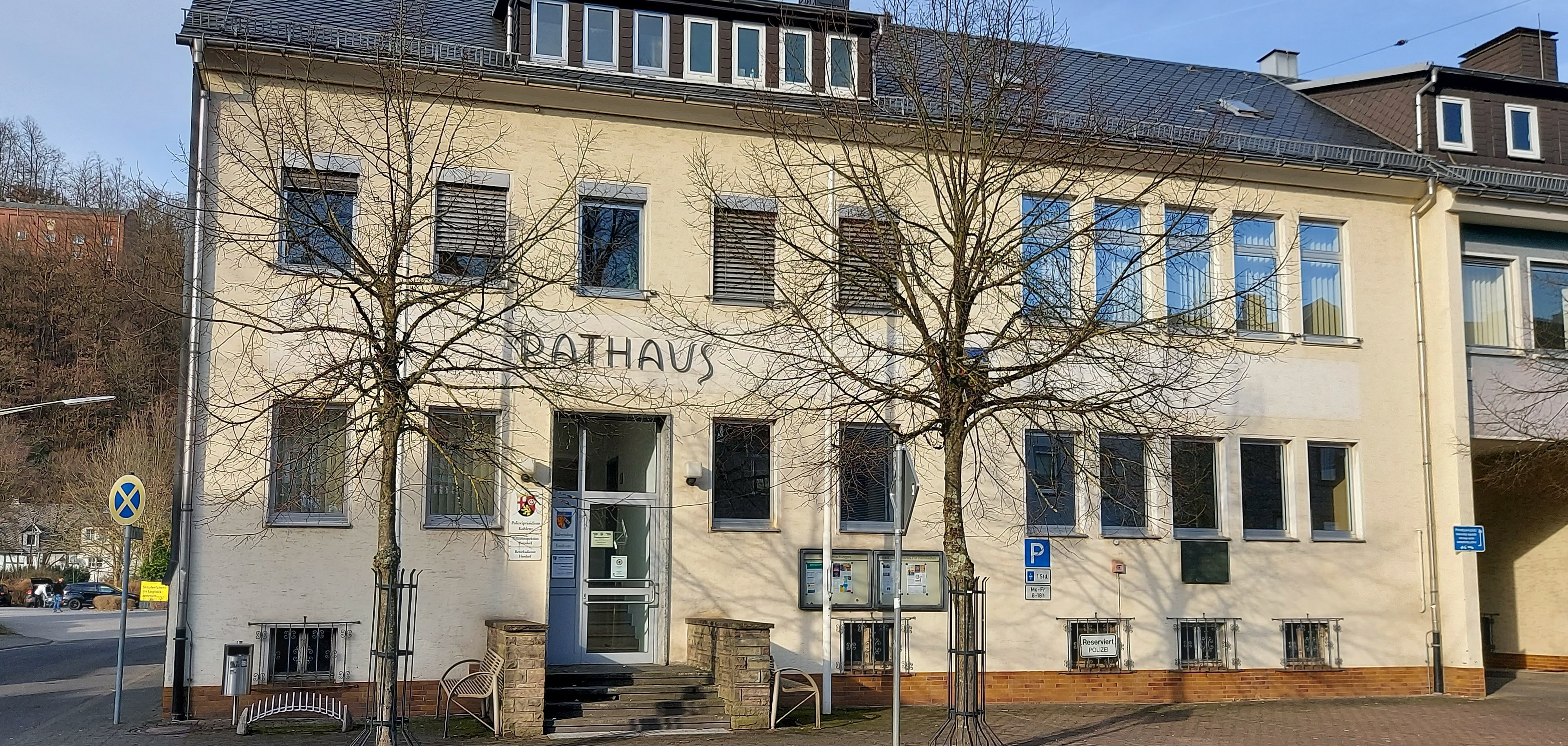 Hier sehen Sie das Rathaus Herdorf von der Hauptstraße aus.